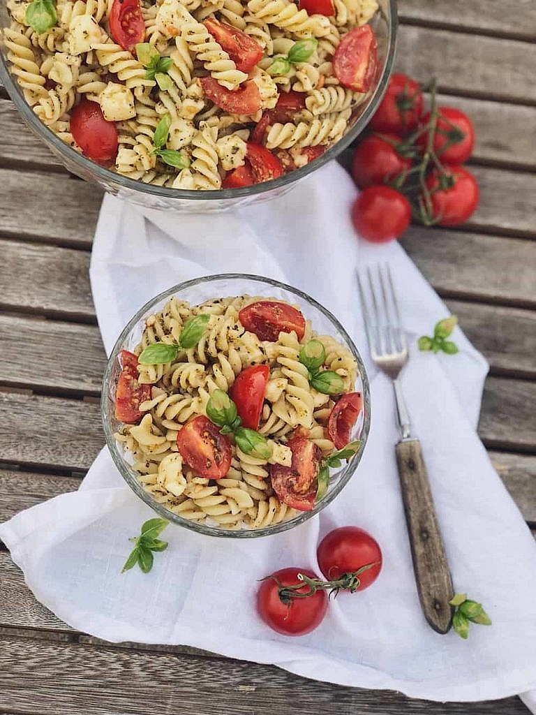 italienischer Pesto-Nudelsalat mit Tomaten und Mozzarella