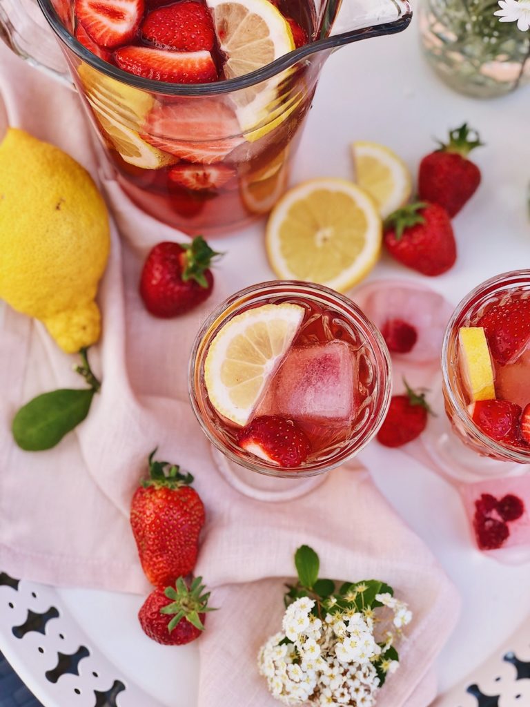 Rosé Sommer Cocktail mit Erdbeeren, Himbeeren &amp; Zitrone