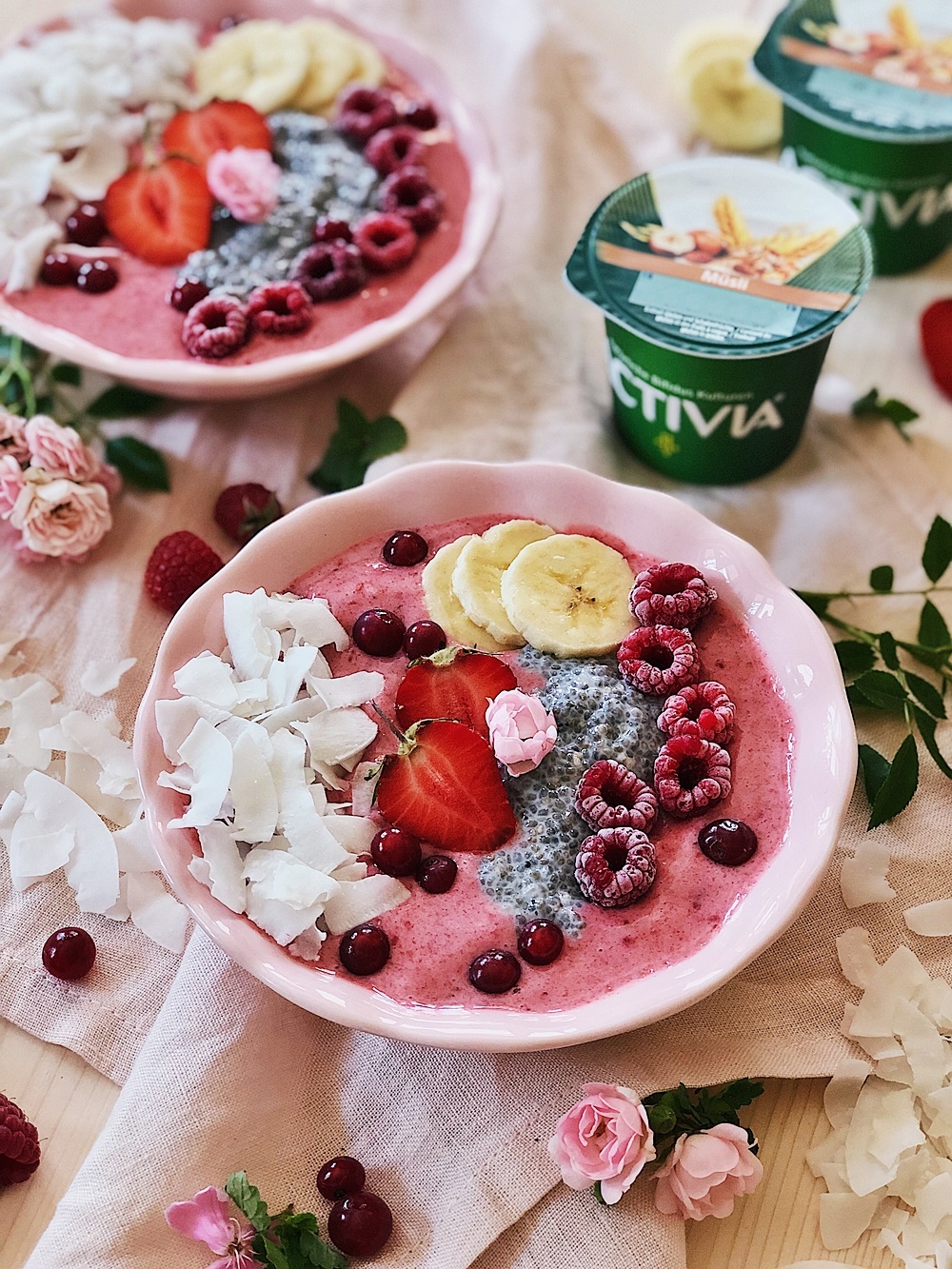 gefrorene Joghurt-Bowl mit Erdbeeren, Banane, Chia und Kokos - Fashion ...