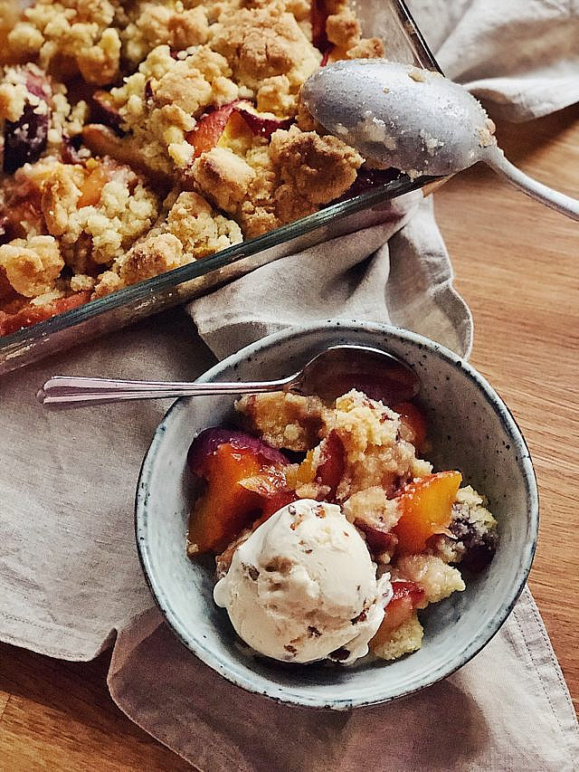 Peach Cobbler - Pfirsich Crumble mit Vanille-Streuseln - Fashion Kitchen