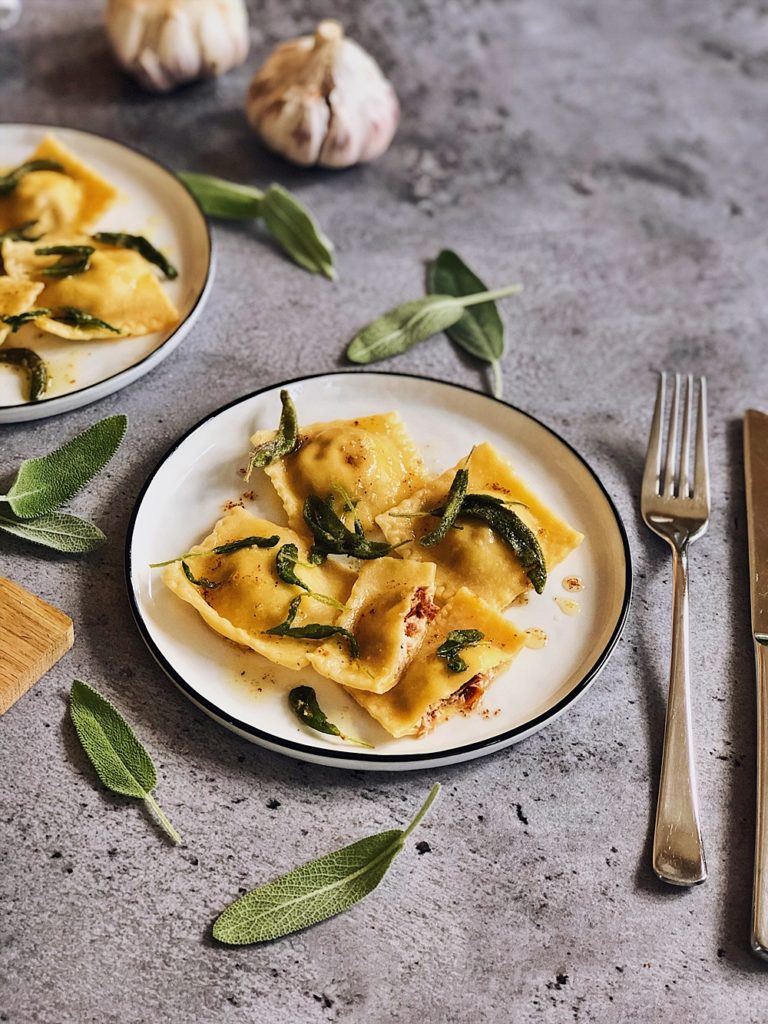 handgemachte Ravioli mit Ricotta-Räucherlachs Füllung in Salbeibutter