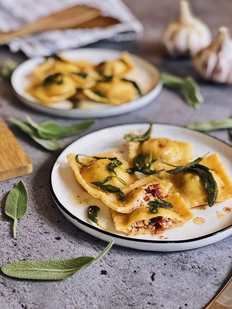 handgemachte Ravioli mit Ricotta-Räucherlachs Füllung in Salbeibutter