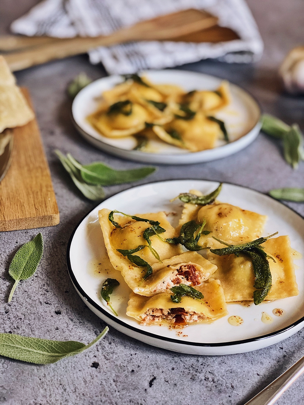 handgemachte Ravioli mit Ricotta-Räucherlachs Füllung in Salbeibutter