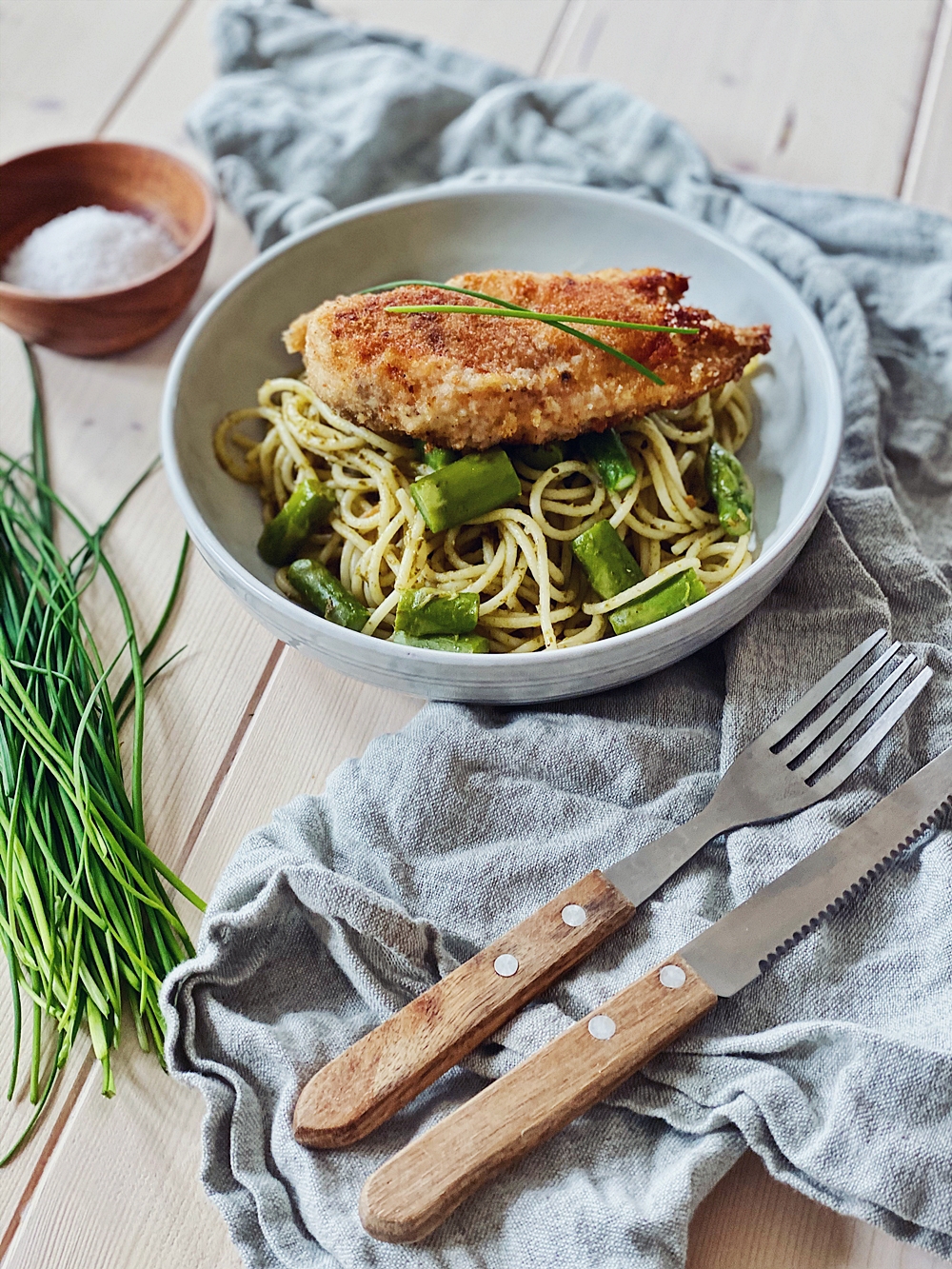 Pesto Pasta mit grünem Spargel und knusprig paniertem Hähnchenfilet