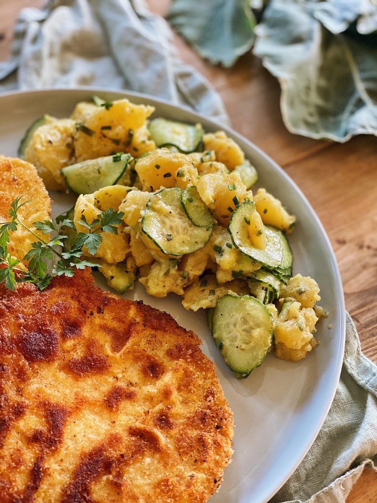 Kohlrabi Schnitzel mit Kartoffel-Gurken-Salat - Fashion Kitchen