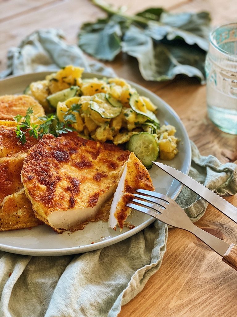 Kohlrabi Schnitzel mit Kartoffel-Gurken-Salat - Fashion Kitchen