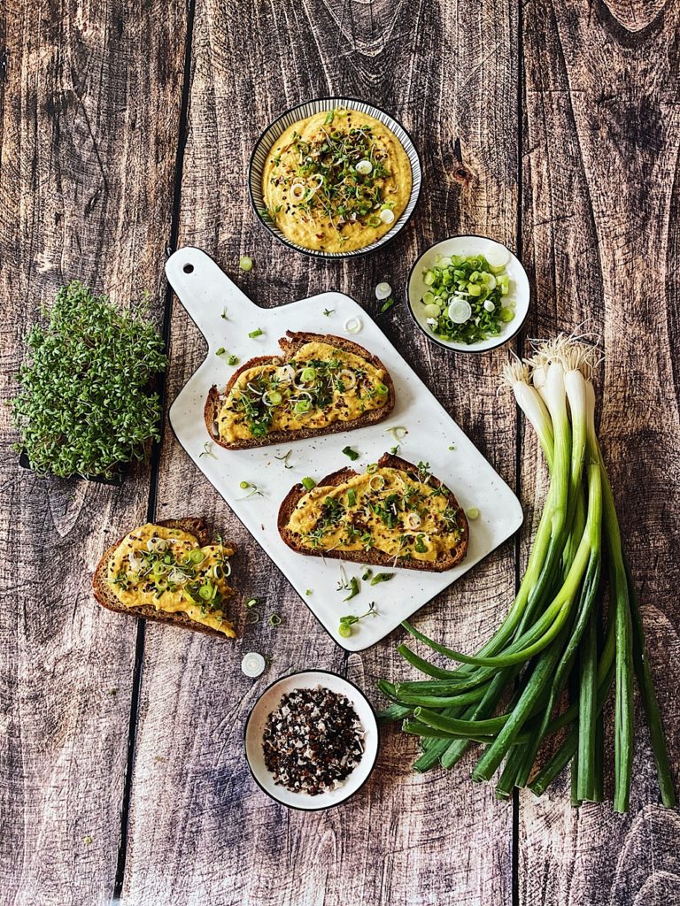 knuspriges Röstbrot mit Kichererbsen-Mango-Forellen Aufstrich