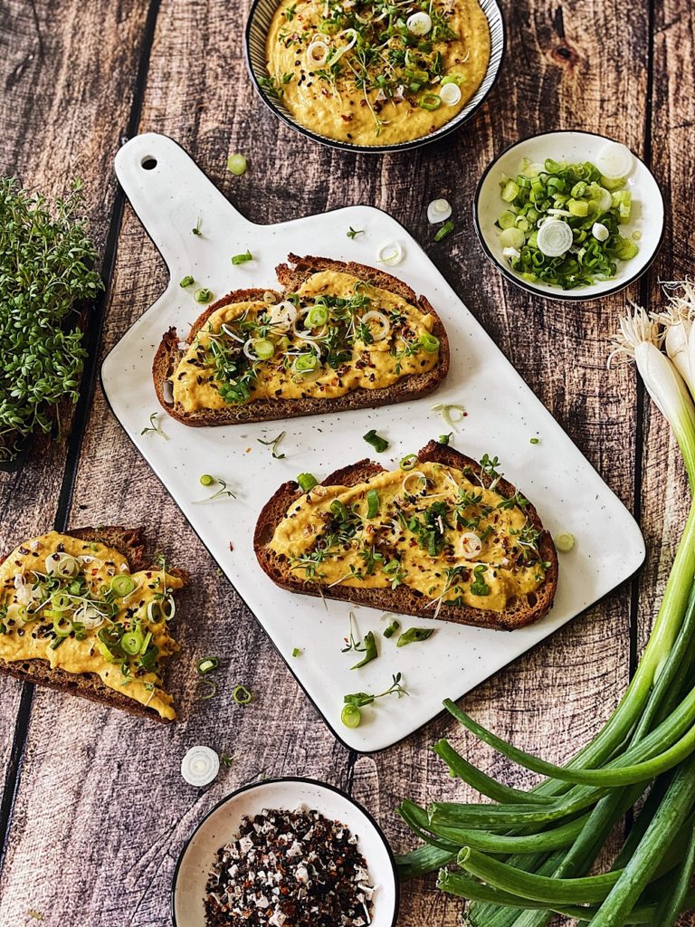 knuspriges Röstbrot mit Kichererbsen-Mango-Forellen Aufstrich