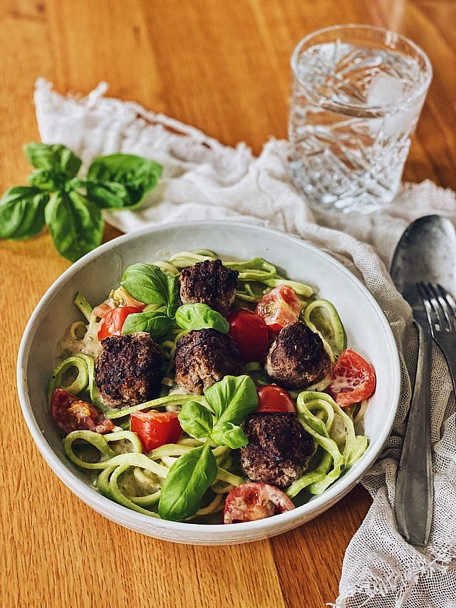 Zucchini Zoodles mit Tomaten und Hackbällchen - Fashion Kitchen