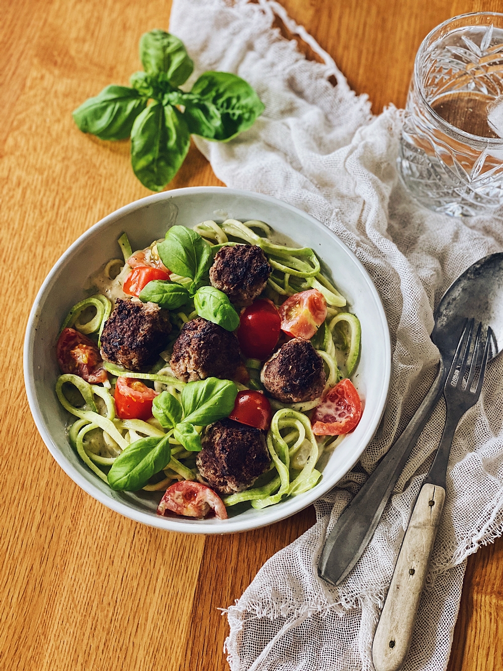 Zucchini Zoodles mit Tomaten und Hackbällchen - Fashion Kitchen