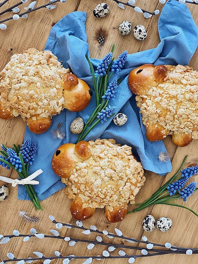 Streusel Schäfchen - Osterlämmchen aus Hefeteig mit Mandel-Vanille-Streusel