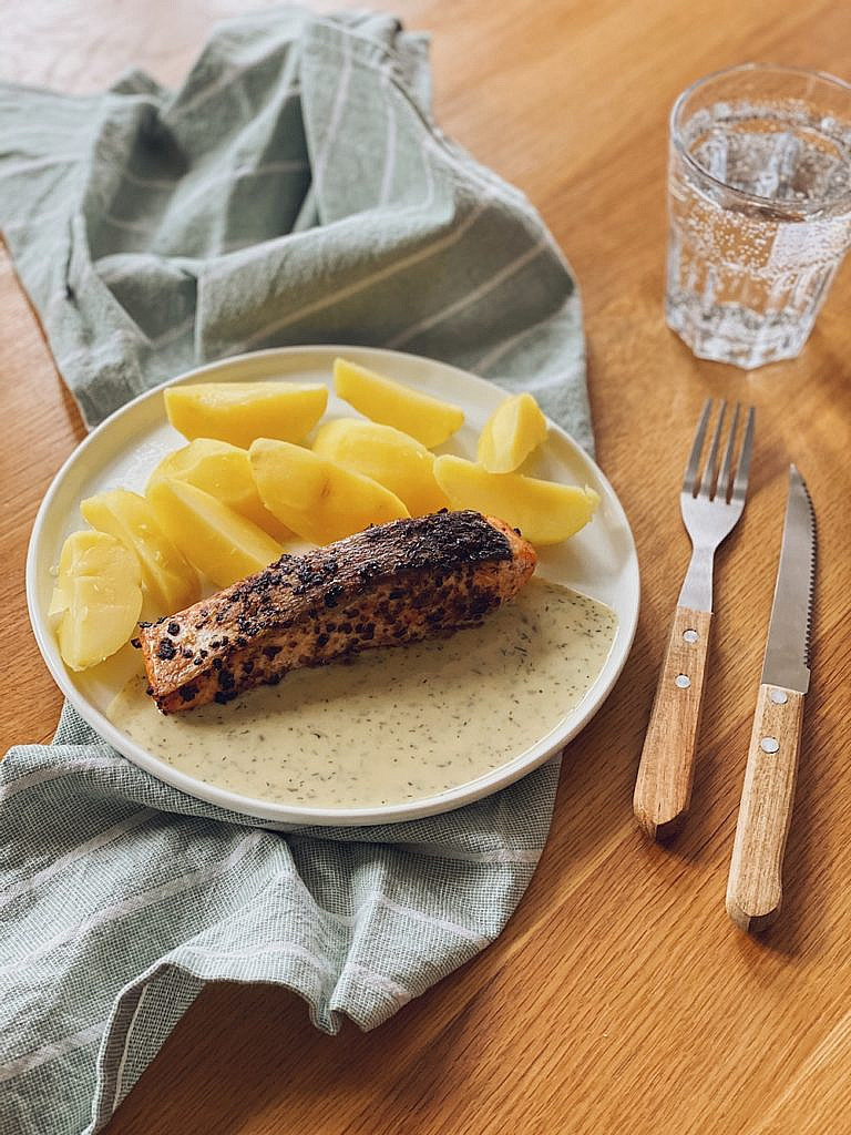 Lachsfilet mit Dillsoße und Salzkartoffeln - Fashion Kitchen