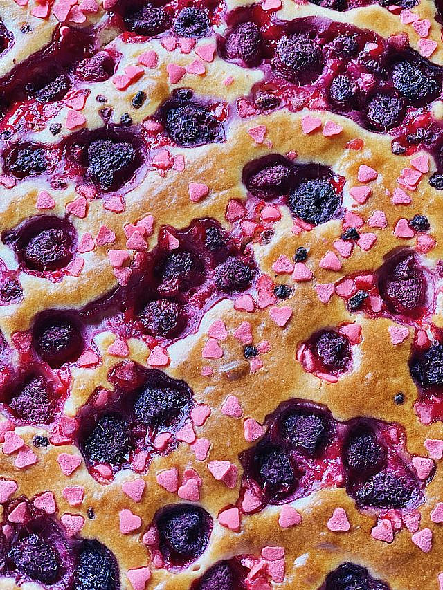 Himbeerkuchen vom Blech mit rosa Herzchen-Streusel-Frosting