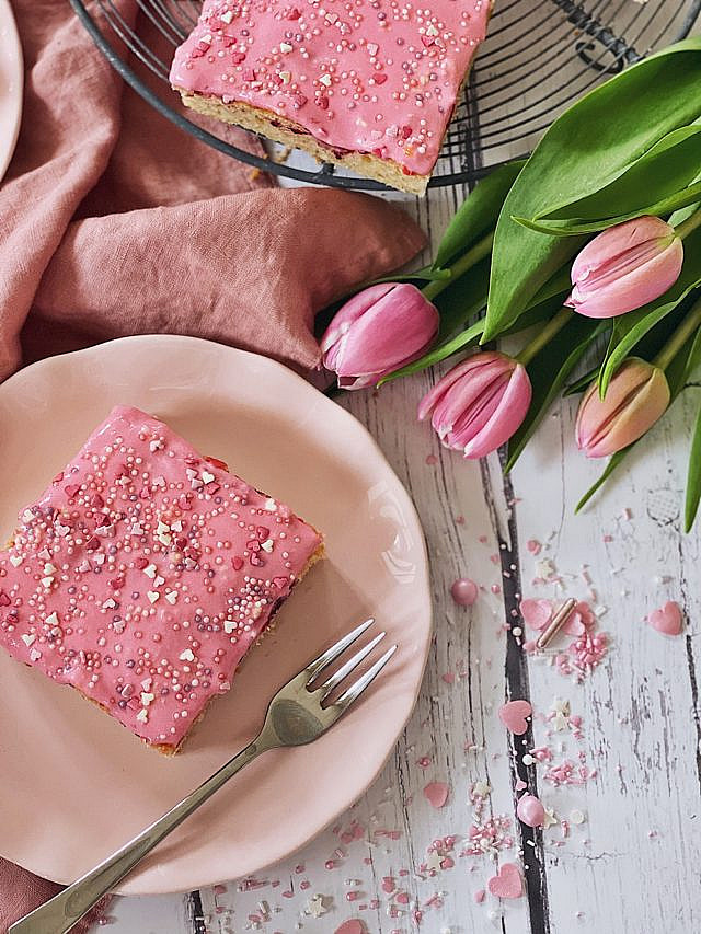 Himbeerkuchen vom Blech mit rosa Herzchen-Streusel-Frosting