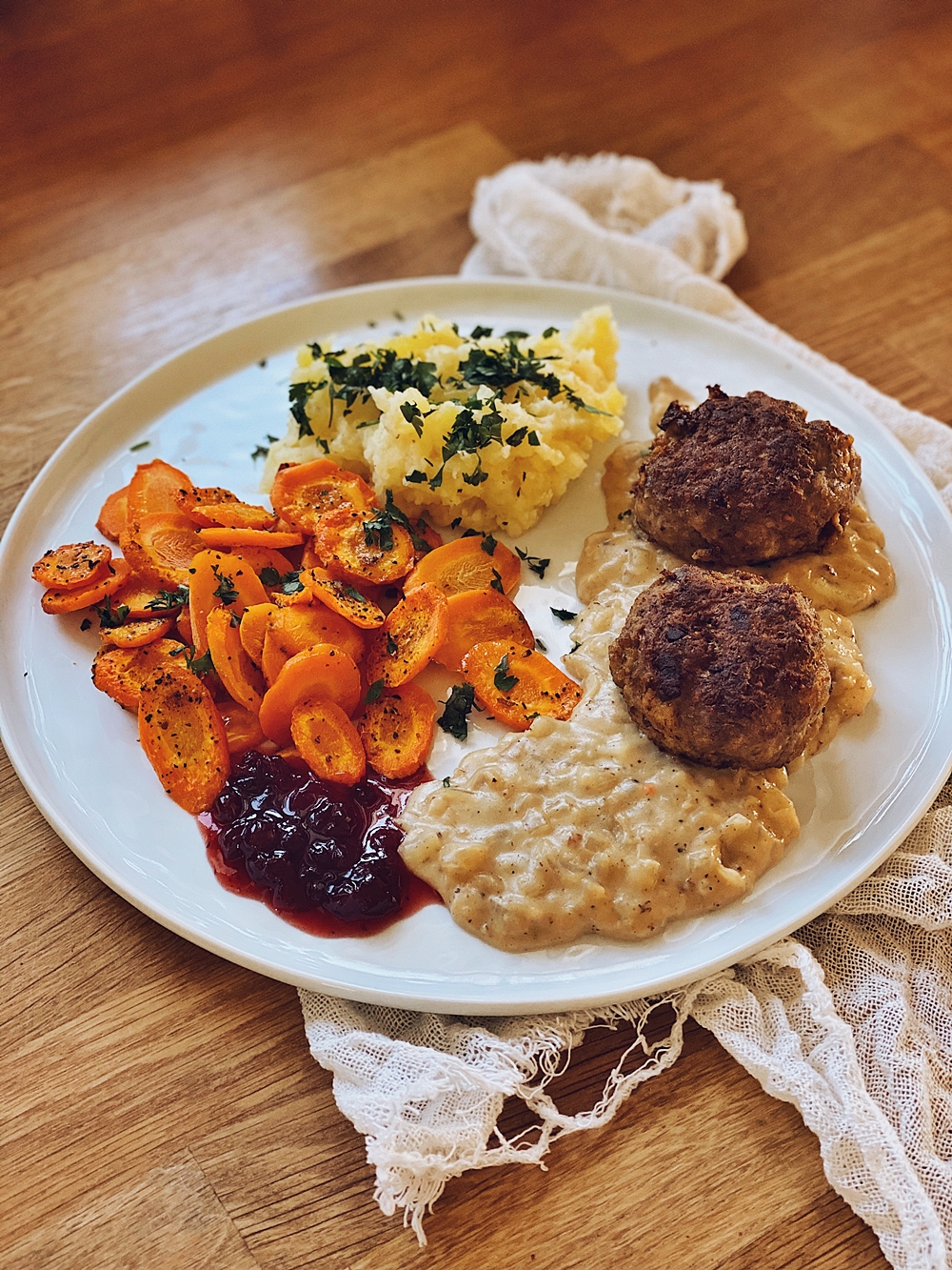 Fleischküchle mit Kartoffelstampf, Backofenkarotten &amp; Senfsoße ...