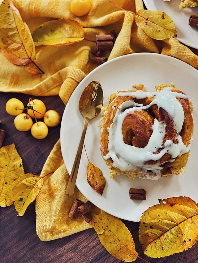 Kürbis-Zimt-Schnecken mit Frischkäseglasur - Pumpkin Cinnamon Rolls