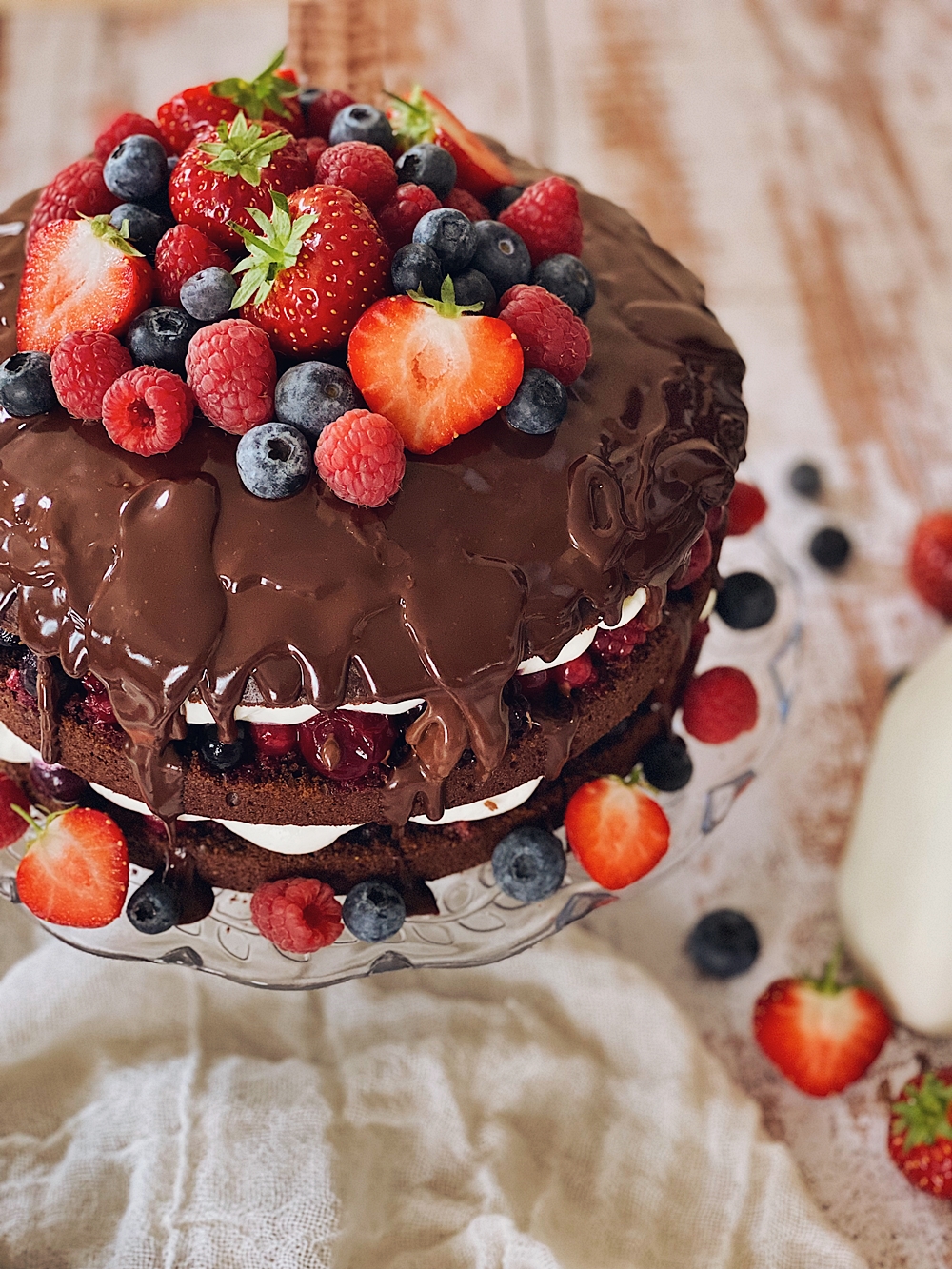 Naked Cake Mit Beeren Mascarponecreme Und Schokoladenganache